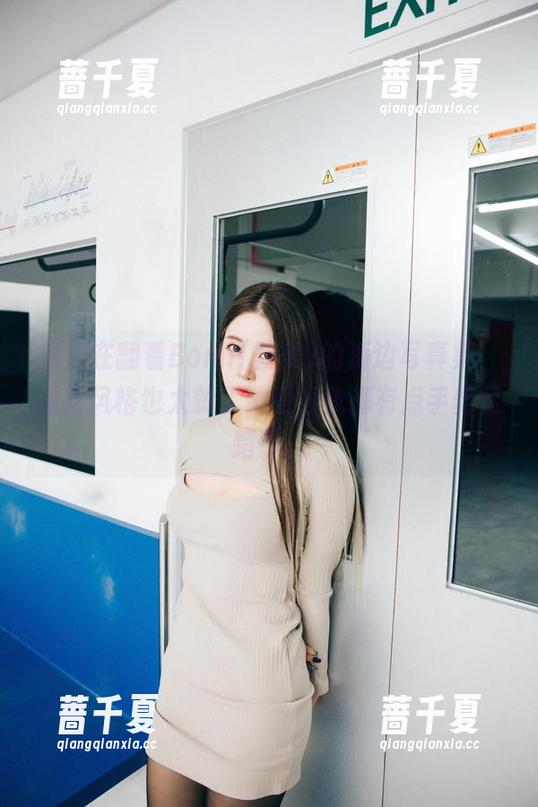 我正在翻看Bomi(普美)的海边写真集，原图风格也太赞了，看得我都有点手舞足蹈了。