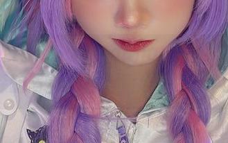 便装也能撩？PoppaChan带来阿梅莉亚·华森的写真原图，随意却不失风格！
