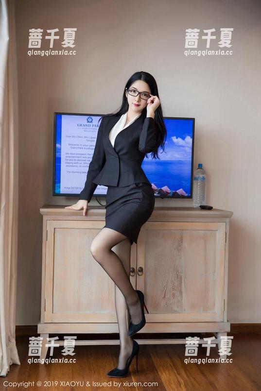 XIAOYU语画界 - 线上有个“玥儿玥”，吊带搭配也得高清游泳池派对style！