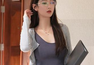 Xiuren秀人网 – 有趣的发现：原图肉晴MINI的眼镜让人忍俊不禁
