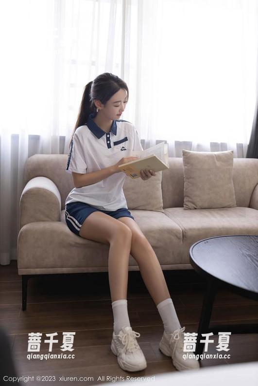 Xiuren秀人网 - 这就是龙雪儿的厨娘：每个动作都散发着淡淡的香气，哈哈哈