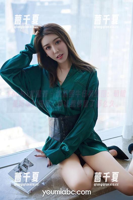 YouMi尤蜜荟 - 沈善熙牛仔裤原图：明明是简单的搭配，却让我停留了那么久。