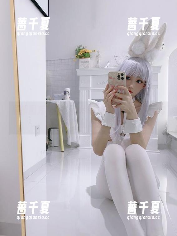 最新图库作品：coser衣衣以微妙姿态勾勒出少女前线的紫雨心