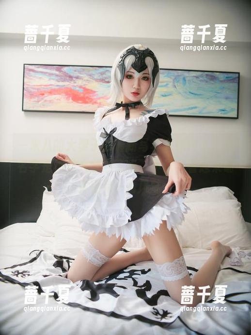 一米八的大梨子的最新写真《纯白》，这名字是不是太随意了点，不过，看起来确实别有一番风味。