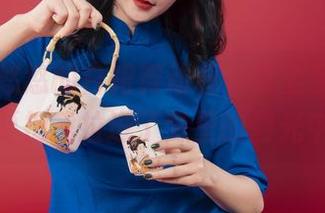 丽柜 – 悠悠的白裙舞动着，这全套作品好像要把我拉进了梦里的霞光中。