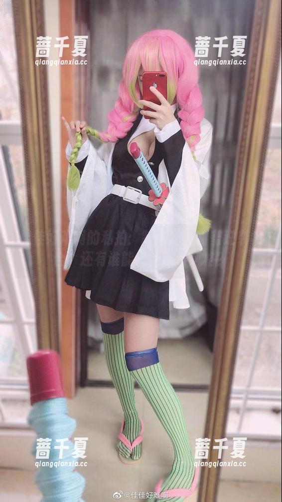 佳佳好难啊的私拍：制服里的甜蜜逆袭集合，还有谁能抵挡这种风格？