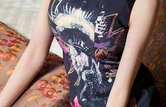 头条女神 – 雨天也不忘找美图，李由美的水手服咋这么好看？