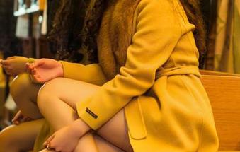 头条女神 – 啧，火儿的睡衣写真正好让我学会了“懒散美”，图包里有我的借鉴素材了吗？