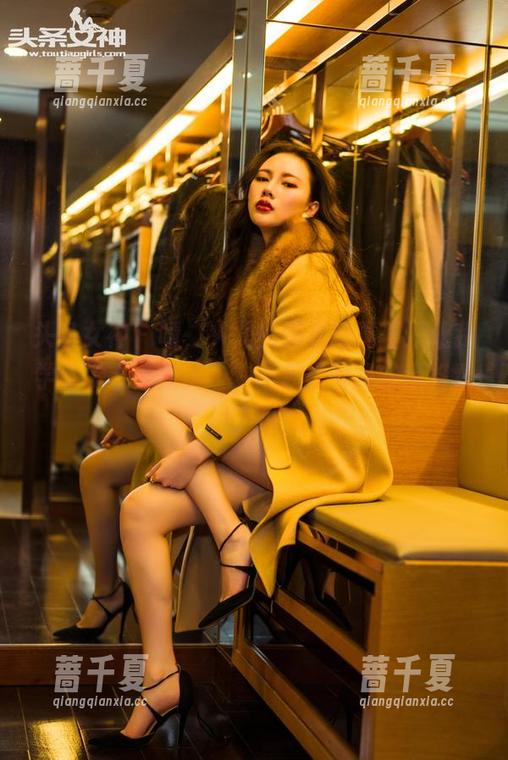 头条女神 - 啧，火儿的睡衣写真正好让我学会了“懒散美”，图包里有我的借鉴素材了吗？