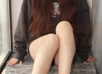 小众视觉 – 最新图集？小薯条在海边“玩沙子”的姿势，看着有点热呀
