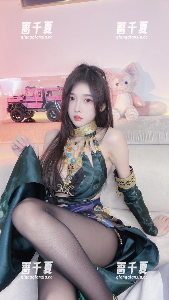 比基尼新亮相！小小奶瓶儿又来了，最新套图，有点小犀利哦！