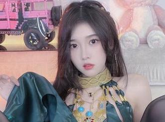 小小奶瓶儿的定制写真，让人忍不住想问：你真的是天使吗？