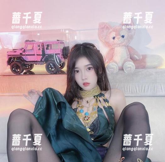 小小奶瓶儿 小小奶瓶儿的定制写真,让人忍不住想问:你真的是天使吗?