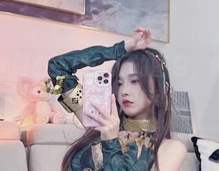 等不及翻阅小小奶瓶儿的图包，纯欲吊带差点让我忘记呼吸。