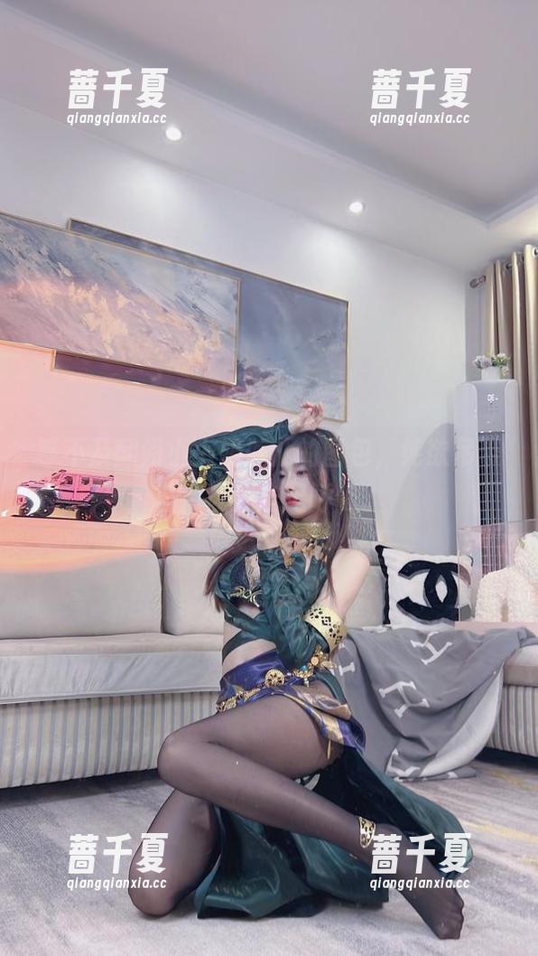 小小奶瓶儿 等不及翻阅小小奶瓶儿的图包,纯欲吊带差点让我忘记呼吸。