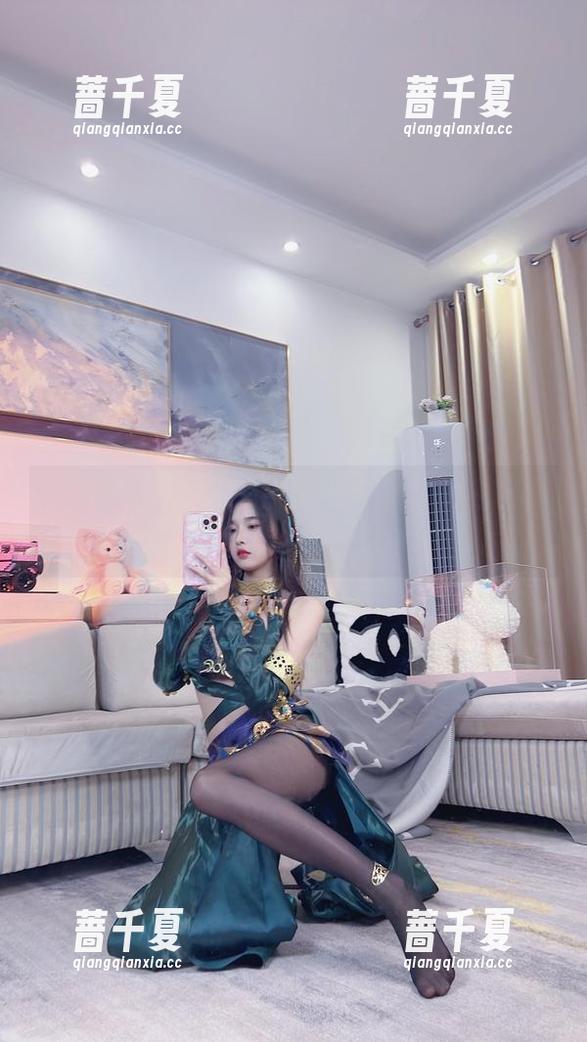 在线感受小小奶瓶儿的白色蕾丝，原图真是让人想一探究竟