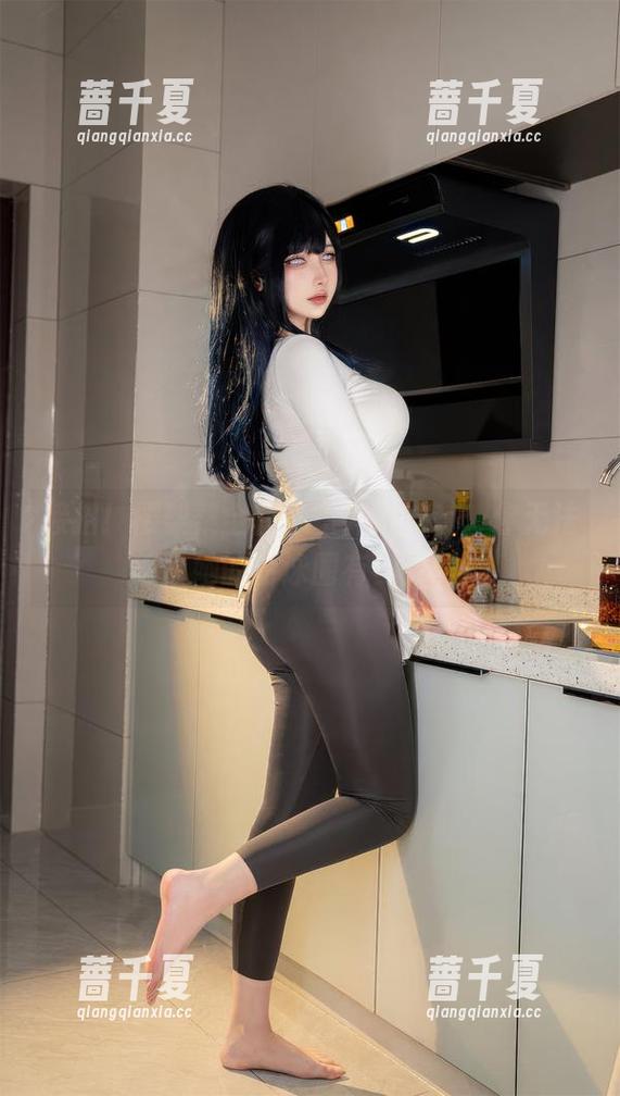 接招！樱梨梨全套八重神子泳装，你无法想象她的游泳圈有多亮眼！