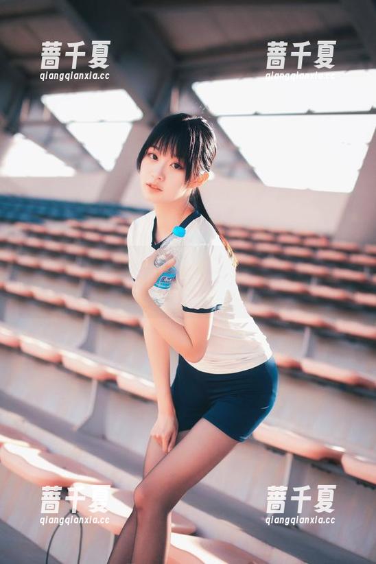最新写真里，沧霁桔梗黑丝体操服竟然引发了我对瑜伽的兴趣？