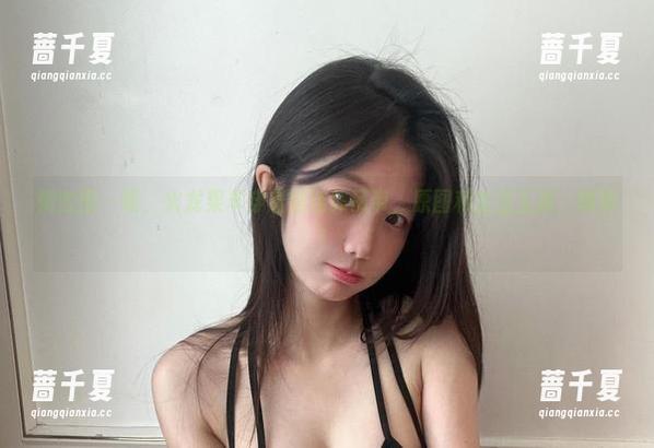 微密圈 - 呃，火龙果羊穿着黑连体吊带，原图和套图互摸，啧啧！