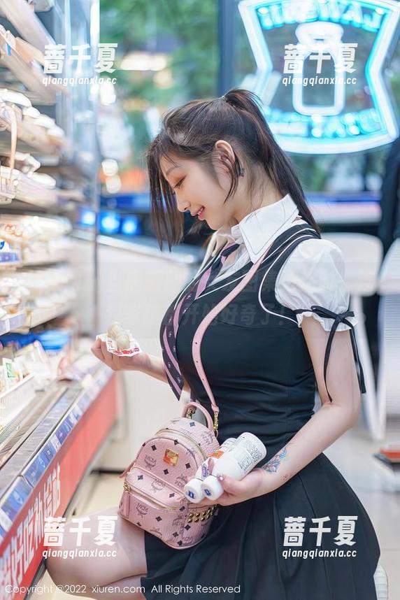 秀人网 - 当唐翩翩的女友图集更新时，连我家猫都开始好奇了！