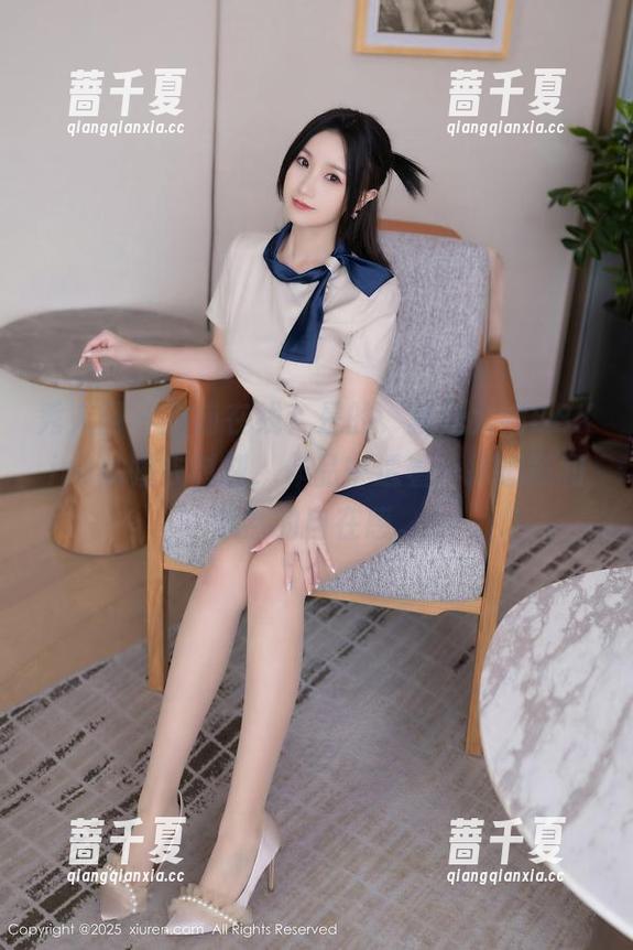 秀人网 - 当前在线？是的，就是大橘BBKira的睡衣时刻，作品中透着一抹睡意和飘然的自在感。
