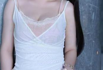 秀人网 – 奶瓶的写真人生：当女王遇上镜头分享时刻