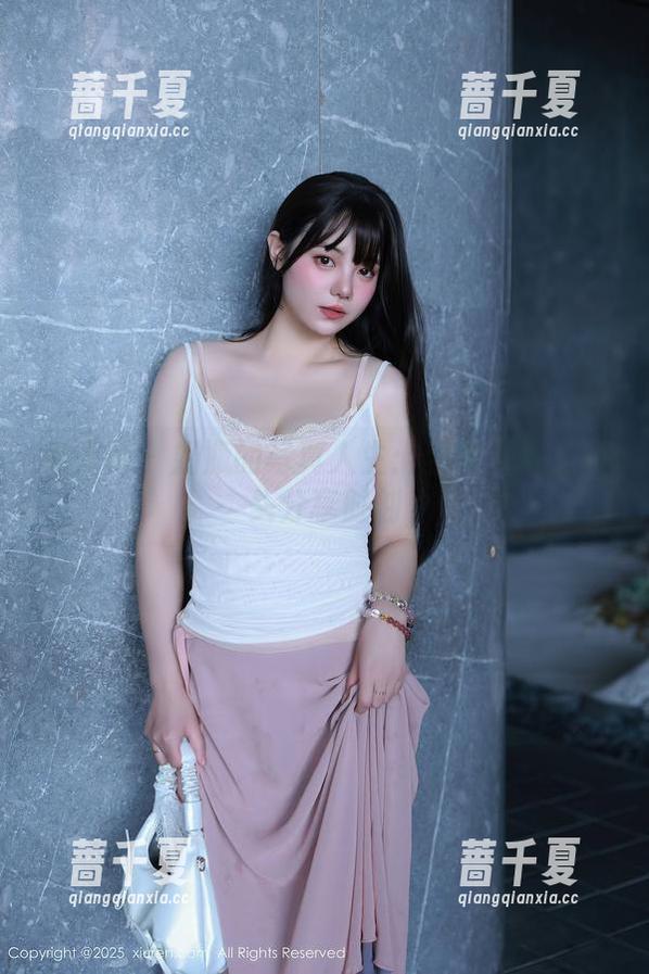 秀人网 - 奶瓶的写真人生：当女王遇上镜头分享时刻