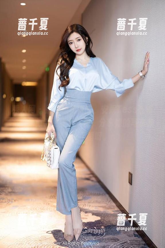 秀人网 - 别说她是博主，安妮Tess在连衣裙里似乎更像个女神，分享她的写真集给我也不错呀。