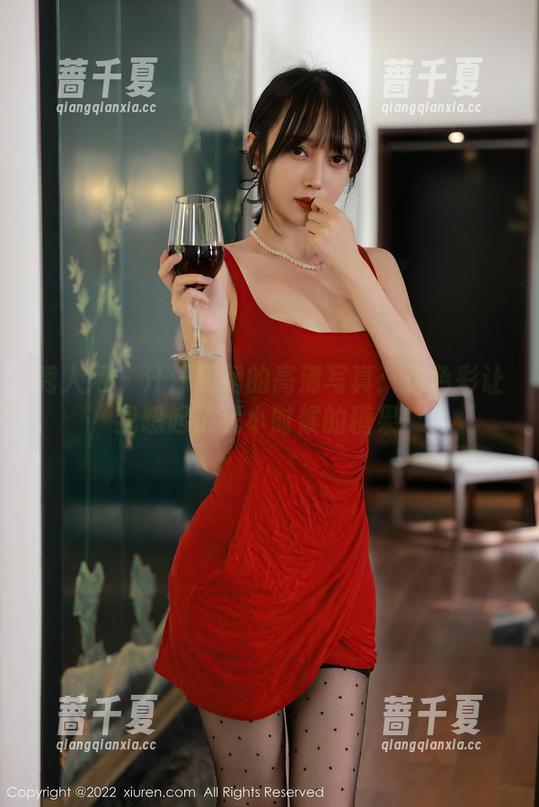 秀人网 - 汁汁短裙的高清写真：这色彩让我想起了我小时候的糖果！