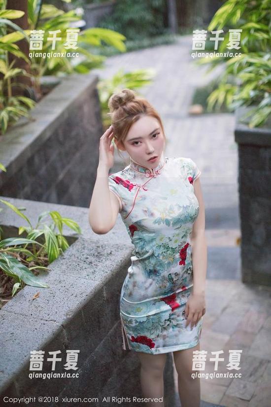 秀人网 - 白白Alina旗袍图集：“这条裙子非要打理？我可不信！”