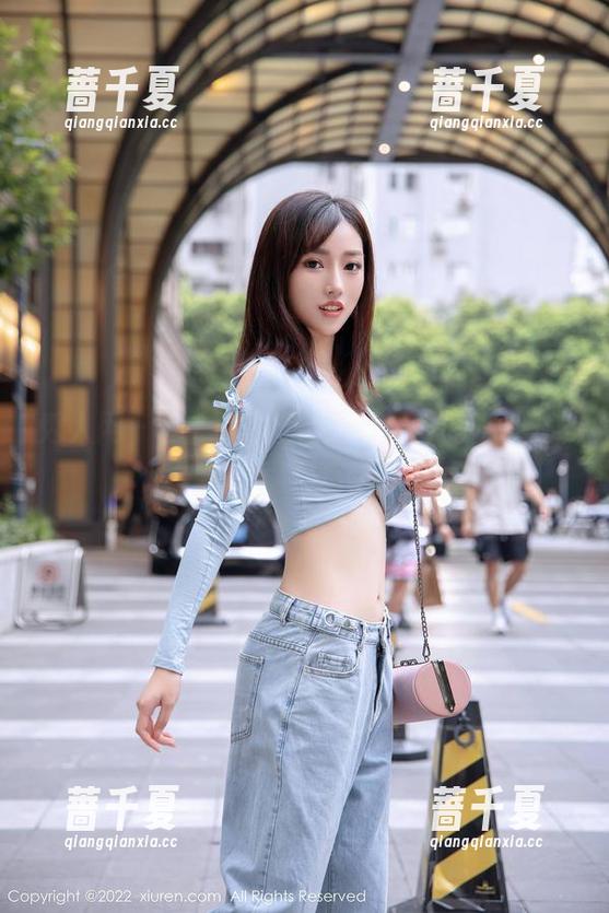 秀人网 - 萌白酱的丝袜图包，开心果满满来插科打诨！