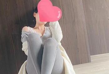 微密圈 – 童小芯的早期照片合集：图库里藏着的青涩欲望