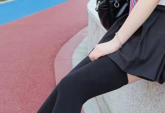 紧急企划 – 随便分享：小恩和她的牛仔裤，图片中那种完全不在意的姿态，真是不走寻常路。