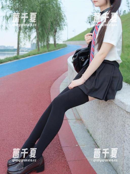 紧急企划 - 随便分享：小恩和她的牛仔裤，图片中那种完全不在意的姿态，真是不走寻常路。