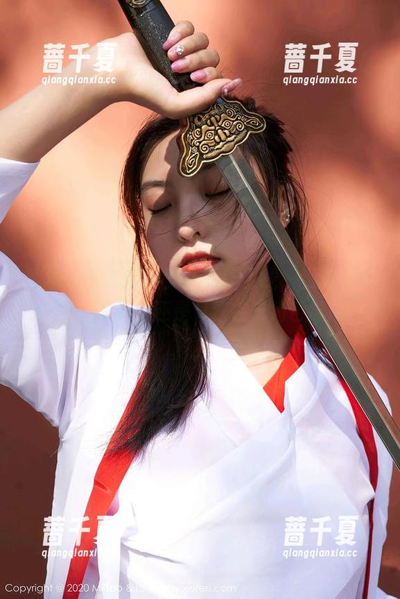 蜜桃社-伊琳 蜜桃社 - 伊琳的女仆新作上线,我想知道,她是认真的还是只是在玩角色扮演?