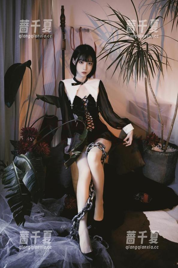 许岚LAN 蓝色芭蕾写真套图的许岚LAN,表情到位,但这条裙子……真心太任性了!