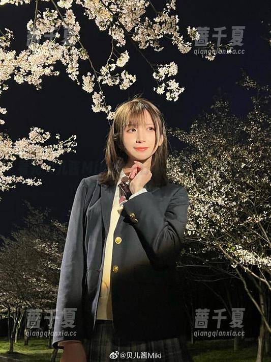 贝儿酱Miki 看完贝儿酱Miki的牛仔裤照片,真想穿上去拍拍照