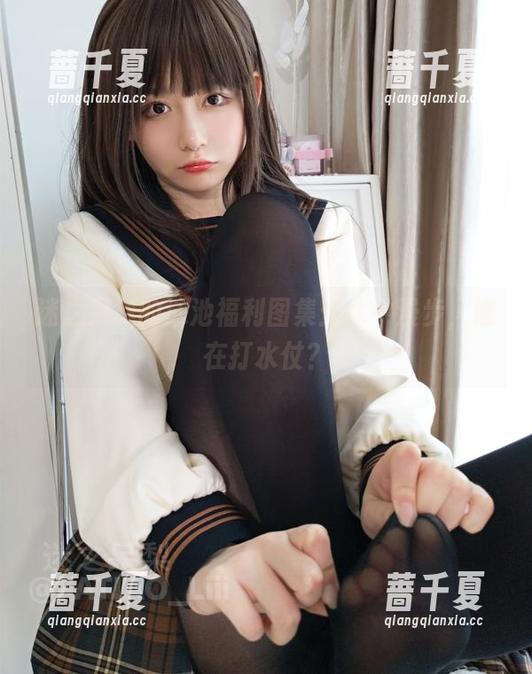 迷之呆梨的泳池福利图集：水中漫步，谁在打水仗？