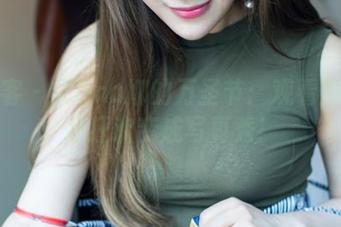 青豆客 – 尤Una娜的万圣节：观看她如何把狂欢变成写真秀！