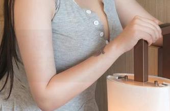 青豆客 – 职场狂想曲：施忆佳的职业装与无尽的免费资源！