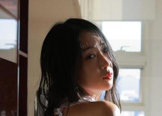 好吧，韩国CoCo又在用蕾丝cos下一盘引人入胜的棋，我只好慢慢看了。