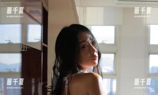 好吧，韩国CoCo又在用蕾丝cos下一盘引人入胜的棋，我只好慢慢看了。