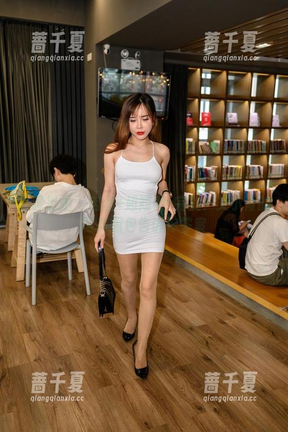 魔镜街拍 - 肉丝+超短裙=完美？艾小青的写真图包告诉你答案