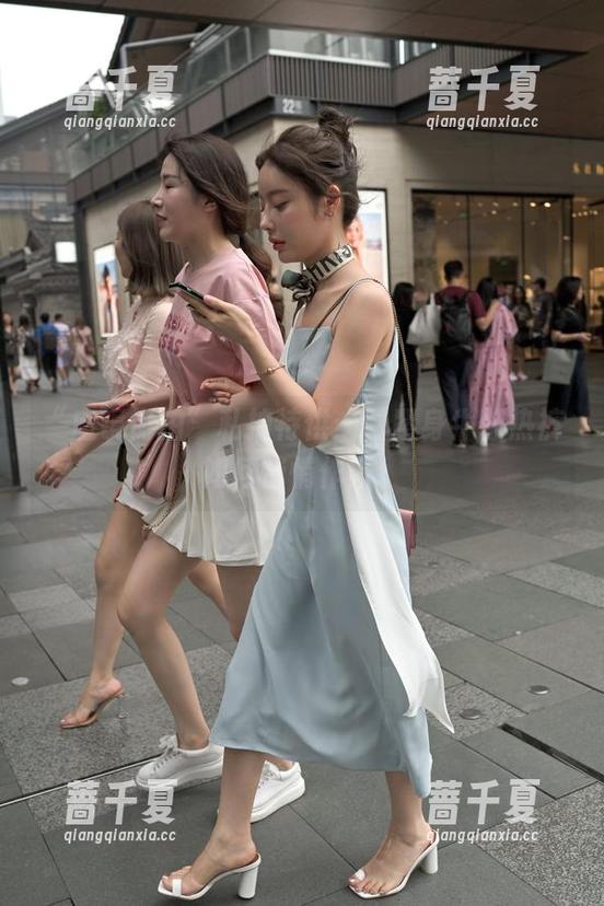 “魔镜街拍”私拍特供：看紧身牛仔热裤如何悄悄作妖。