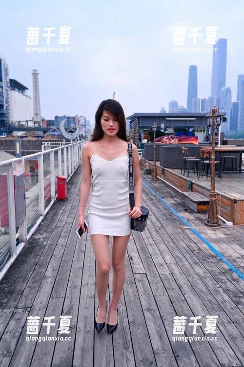 魔镜街拍 魔镜街拍:白色吊带肉丝美女的轻轨奇遇,真是美图中的美图啊。